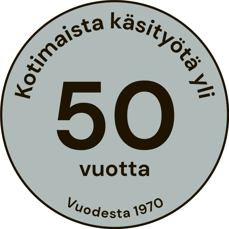 Vaaleanvihreä graafinen elementti jossa mainitaan 'Kotimaista käsityötä yli 50 vuotta' sekä 'Vuodesta 1970'.