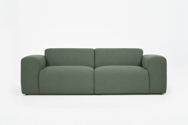 Tummanvihreä 3-istuttava Boho-sohva kuvattuna edestäpäin.