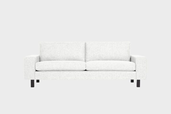 Kolmen istuttava sohva verhoiltuna valkoisella kankaalla ja mustat 14 cm korkeat puujalat.
