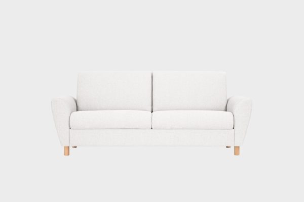 Valkoinen kolmen istuttava sohva tammen värisillä jaloilla kuvattuna suoraan edestäpäin.