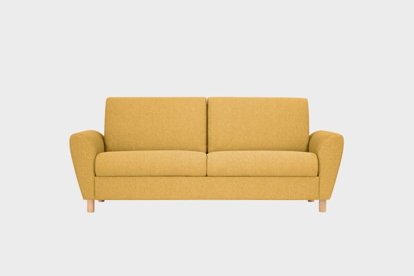 Keltainen kolmen istuttava sohva tammen värisillä jaloilla kuvattuna suoraan edestäpäin.