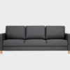 3-istuttava-vuodesohva-Hilton-218x95-Das52DarkGrey-Tammi-Finsoffat Tummanharmaa kolmen hengen istuttava vuodesohva, jossa kolme selkä- ja istuintyynyä. Vuodesohvassa on tammiset kantikkaat puujalat.