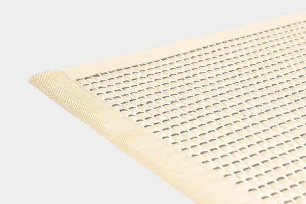 Valkoinen VM Carpet Lyyra 2 matto. Lähikuva maton kulmasta, josta näkyy kanttaus ja maton materiaali.
