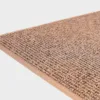Vaaleanruskea VM Carpet Tweed matto. Lähikuva maton kulmasta, josta näkyy kanttaus ja maton materiaali.