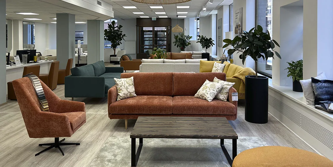 Helsingin myymälän yläkerta, jossa esillä erilaisia sohvia ja nojatuoleja.