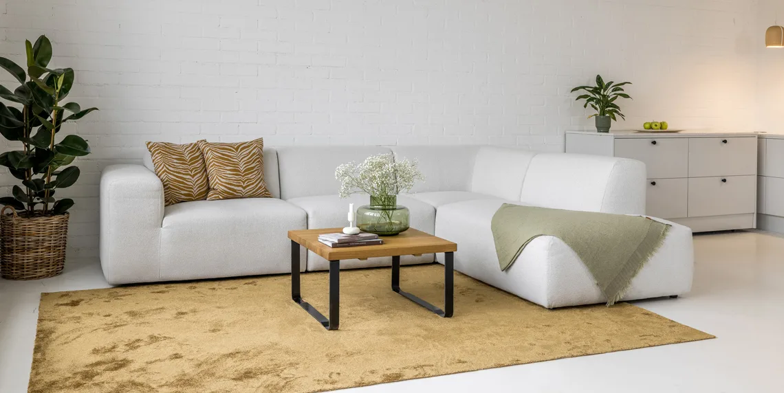 Valkoinen avokulmasohva Boho kuvattuna olohuoneessa.