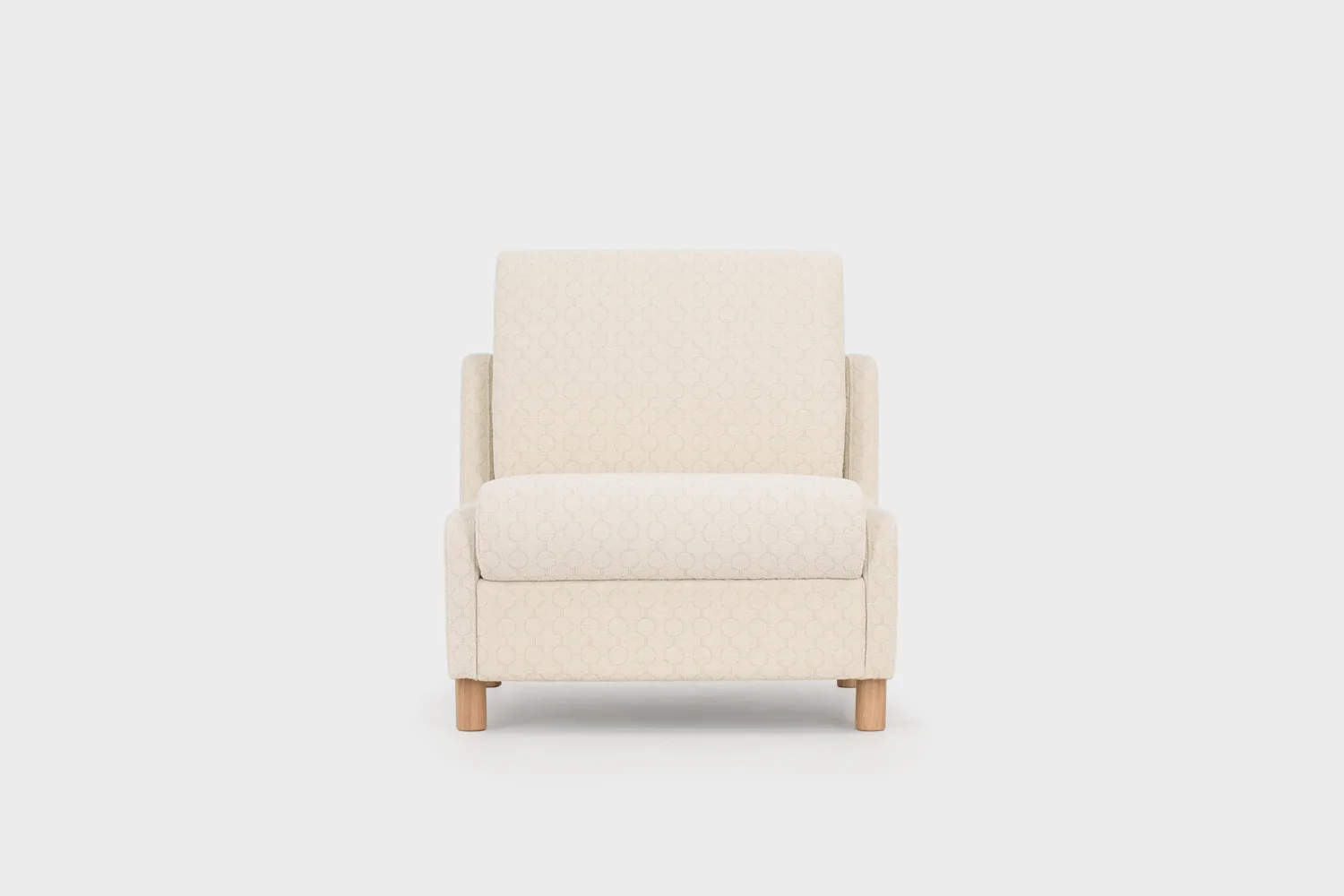 Luonnonvalkoinen vuodetuoli tammisin jaloin kuvattuna suoraan edestäpäin vaaleaa taustaa vasten.