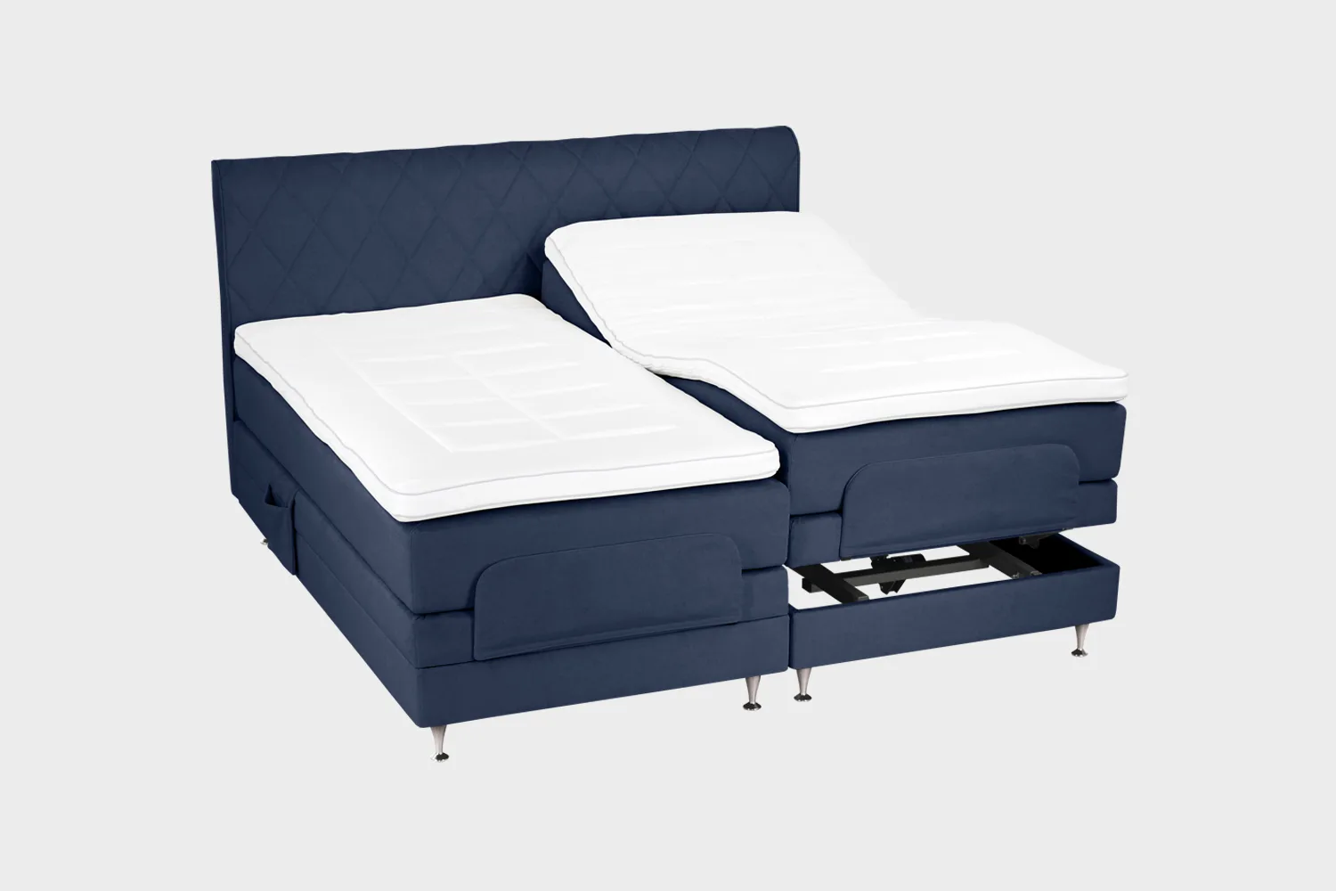 savoy-elite-lux-saatosanky-180x200cm-velvety43indigo-shampanja-alumiini-finsoffat Tummansininen moottorisänky koossa 180x200 cm alumiinin värisillä jaloilla sekä samanvärisellä sängynpäädyllä. Parisänky on kuvattuna viistosti toisen sänkypuoliskon päädyt aavistuksen koholla vaaleaa taustaa vasten.