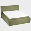 savoy-perla-verhoiltu-sanky-180x200cm-coral-25green-finsoffat Vihreä verhoiltu sänky ilman jalkoja koossa 180x200 cm sekä sängynpääty kuvattuna viistosti ylhäältäpäin harmaata taustaa vasten.