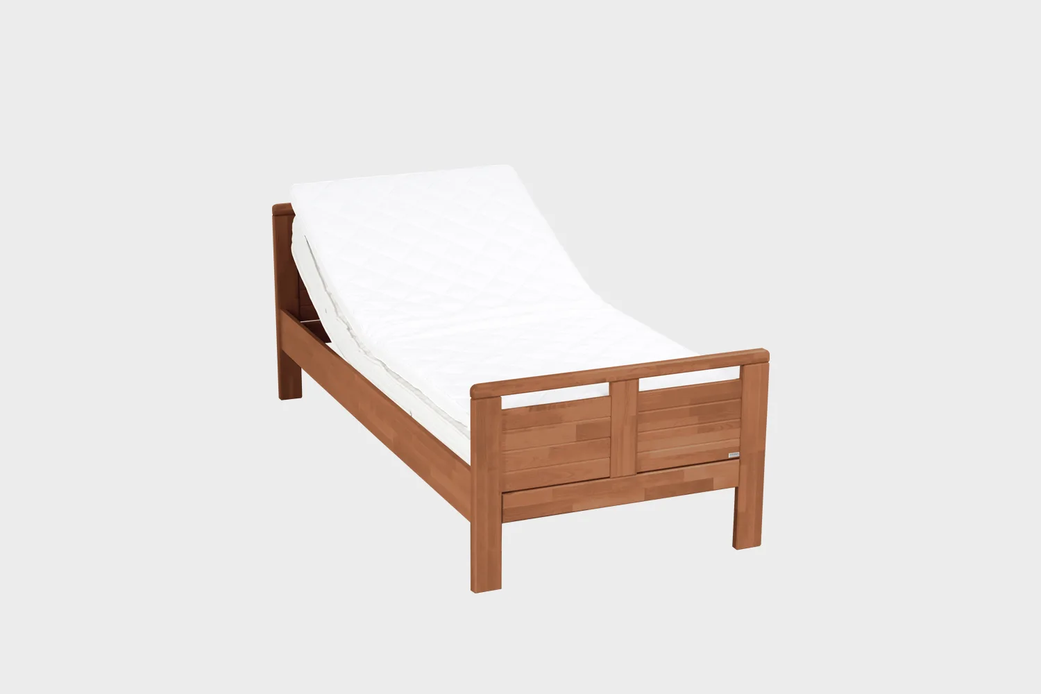 Matala moottoroitu seniorisänky 80x200 cm pähkinänvärisenä kuvattuna viistosti edestäpäin pääty hieman kohotettuna.
