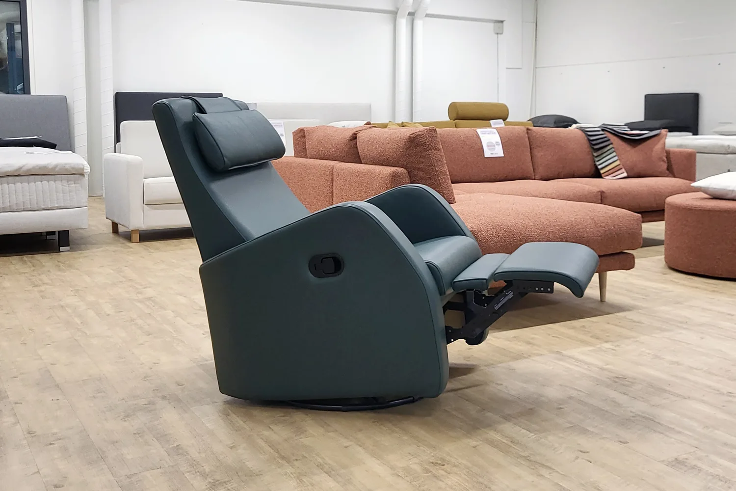 Vihreä nahkainen mekanismituoli mekanismi avattuna kuvattuna Finsoffien Keravan myymälässä.