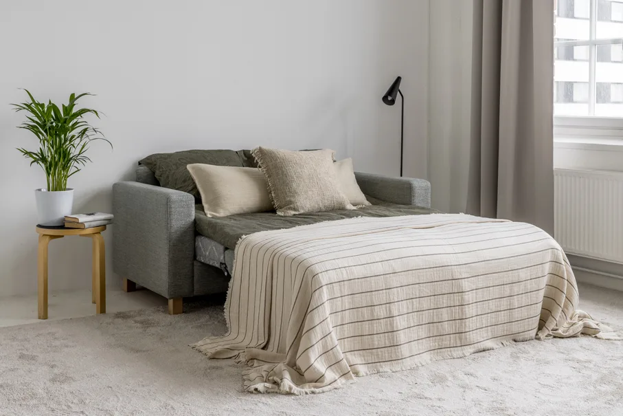 Mitkä ovat pienen vuodesohvan edut pienessä tilassa?