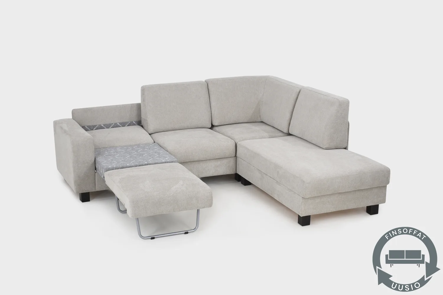 Vaalean beige vuodesohva AINA divaaniosalla kuvattuna viistosti ylhäältä toinen vuode avattuna. Sohva on kuvattu vaalean harmaata taustaa vasten.