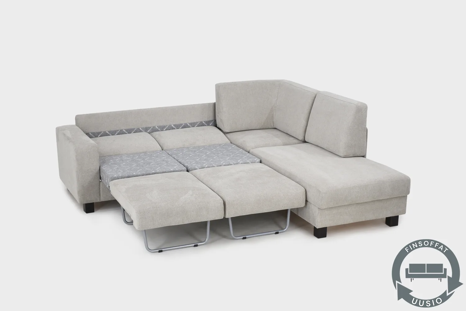 Vaalean beige vuodesohva AINA divaaniosalla kuvattuna viistosti ylhäältä kumpikin vuode avattuna. Sohva on kuvattu vaalean harmaata taustaa vasten.