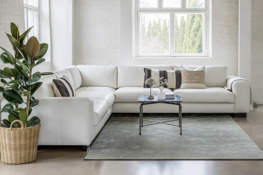 Kulmasohva vs. tavallinen sohva: kumpi sopii sinulle?